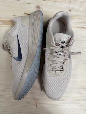 Nike Men's Sneakers in Beige with Navy Swoosh
